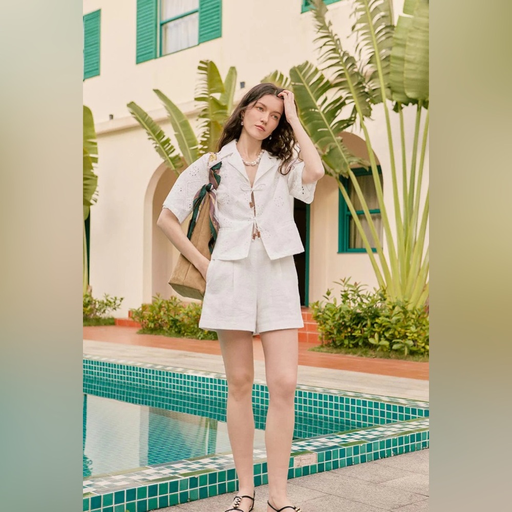 Petite Studio Anne Linen Shorts in White